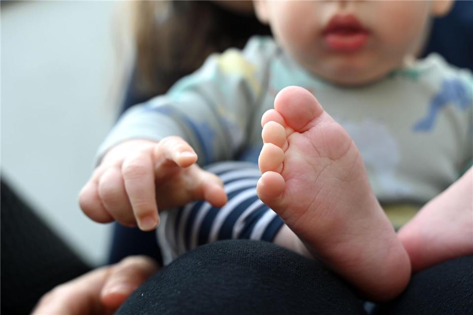 Weniger Babylachen - Hessens Geburtendefizit nimmt laut Statistikern auf lange Sicht zu. (Symbolbild)Elisa Schu/dpa