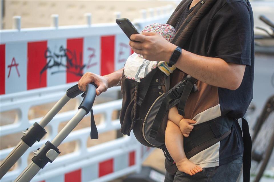 Weniger Elterngeld in Baden-Württemberg ausbezahlt. (Symbolbild)Fernando Gutierrez-Juarez/dpa