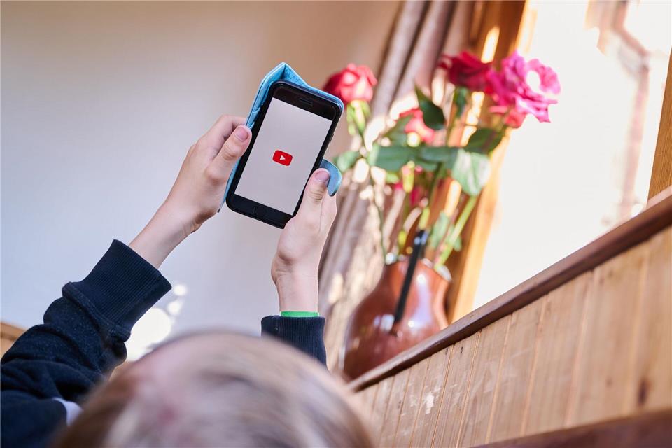 Weniger Endlos-Scrollen: Eltern können die tägliche Nutzungszeit für YouTube-Shorts in den Einstellungen begrenzen oder die Shorts ganz abschalten.picture alliance/dpa