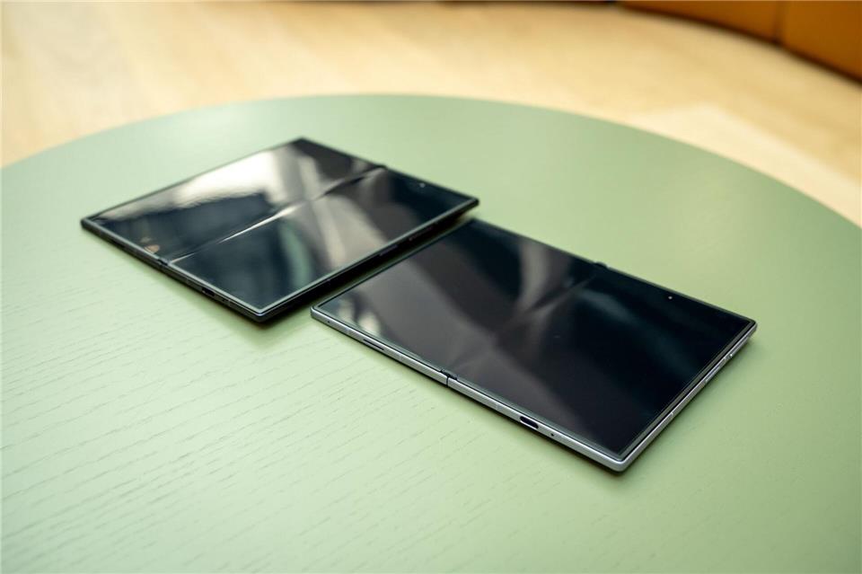 Weniger Falte dank Titan: Die Furche in der Mitte des flexiblen Displays ist dank steiferer Konstruktion noch flacher geworden.Nico Tapia/dpa-tmn