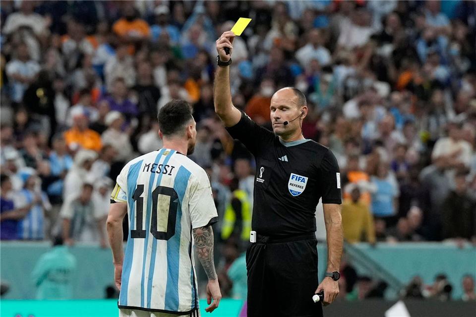 Weniger Gefahr für eine Gelbsperre: Hier wird Argentiniens Lionel Messi (l) bei der WM 2022 von Schiedsrichter Antonio Mateu Lahoz verwarnt. (Archivbild)Ricardo Mazalan/AP/dpa