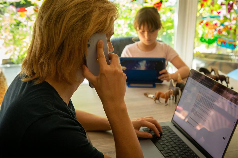 Weniger Homeoffice, mehr Zeit fürs Kind? Wer dafür im Job kürzertritt, kann Kindererziehungszeiten für die Rente bekommen – Väter genauso wie Mütter.Christin Klose/dpa-tmn