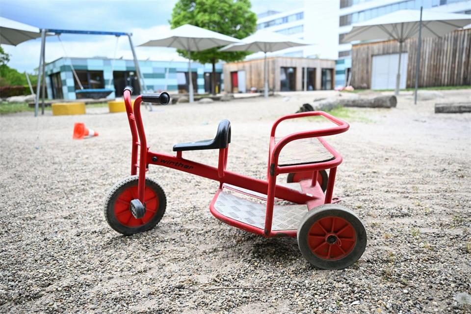 Weniger Kinder wurden zuletzt in den Kindertageseinrichtungen im Südwesten betreut. (Symbolbild). Bernd Weißbrod/dpa