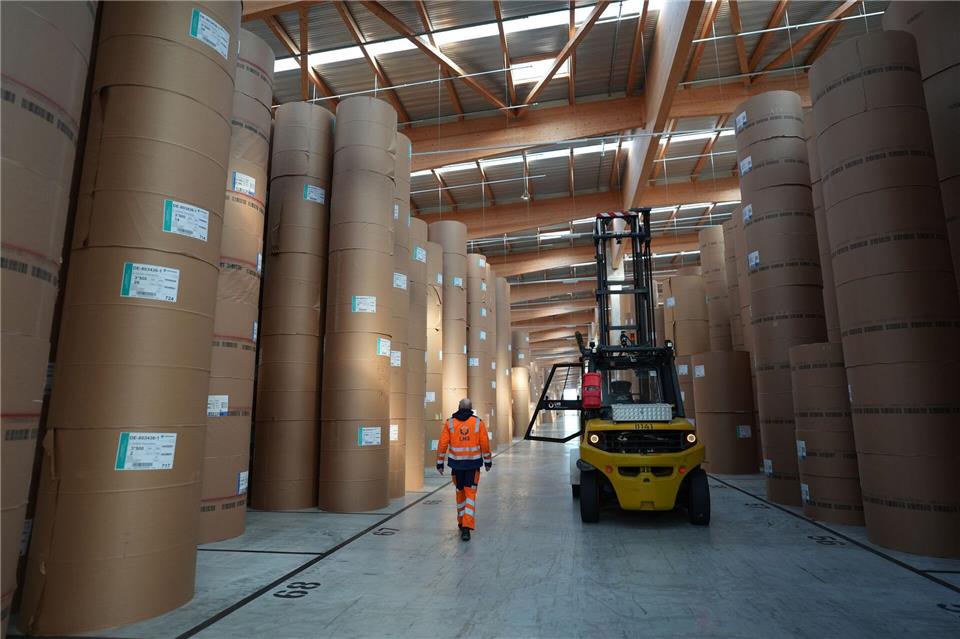 Weniger Papier für Zeitungen, mehr für Verpackungen: Immer noch viel Betrieb bei den Forstprodukten.Marcus Brandt/dpa
