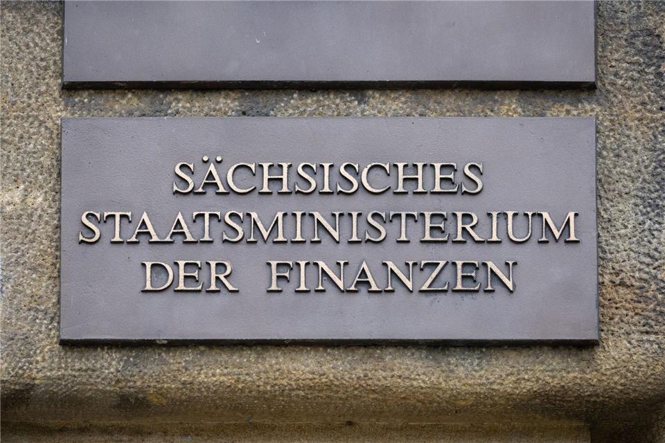 Weniger Steuern, mehr Ausgaben: Eine neue Steuerschätzung sorgt für Sorgenfalten in Sachsens Rathäusern. (Symbolbild)Robert Michael/dpa