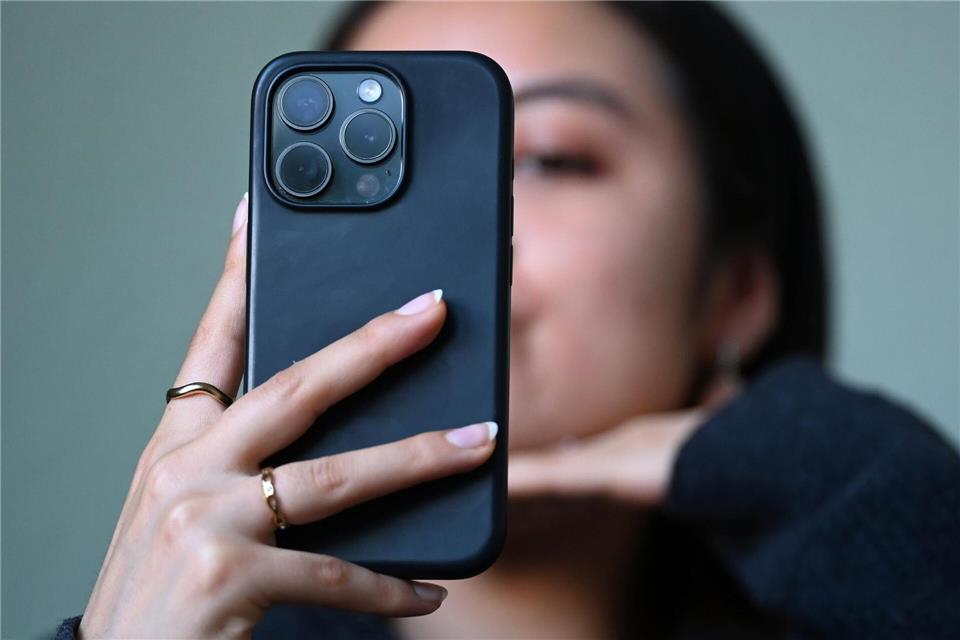 Weniger Zeit am Handy, auch so kann Fasten aussehen. (Symbolfoto)Elisa Schu/dpa