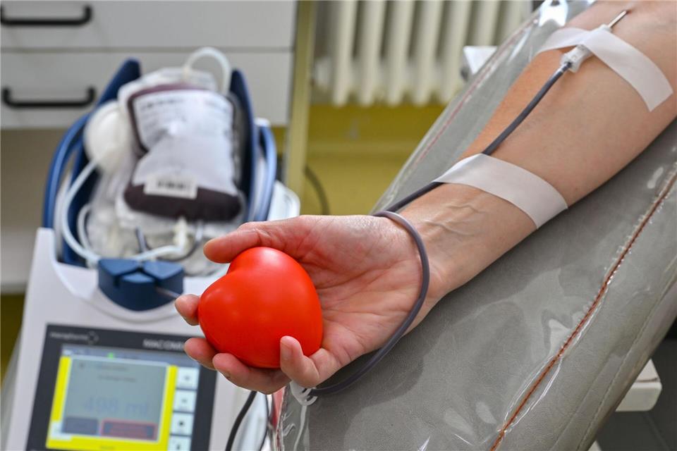 Weniger kontinuierliche Blutspenden sind vor allem bei den kürzer haltbaren Thrombozyten ein Problem. (Archivbild)picture alliance/dpa
