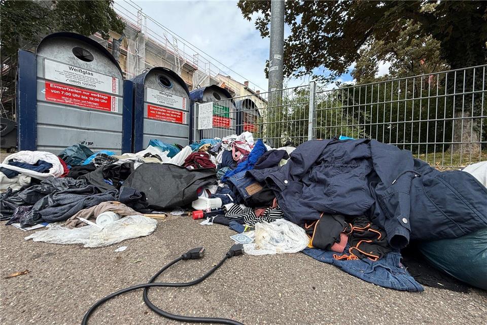 Altkleidercontainer verschwinden – Hilfswerke schlagen Alarm Wenn Altkleidercontainer verschwinden, sieht es oft schlimm aus. (Archivbild)Marco Krefting/dpa