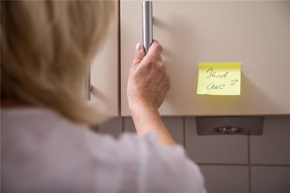 Wenn Demenz den Alltag verändert, müssen auch Verträge mitziehen. Haftpflicht, Hausrat, Unfall: Diese drei Policen gehören auf den Prüfstand.picture alliance / dpa Themendienst