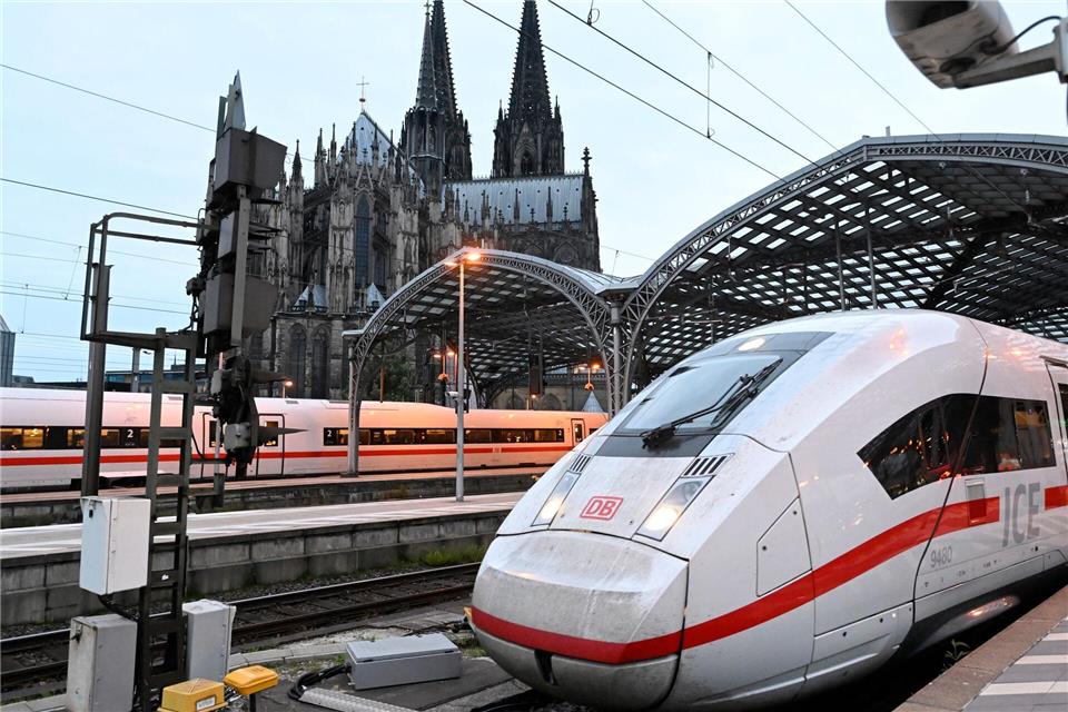 Wenn Fernzüge verspätet sind, müssen Regionalzüge warten - und fahren dadurch selbst ihrem Plan hinterher. (Archivbild)Roberto Pfeil/dpa