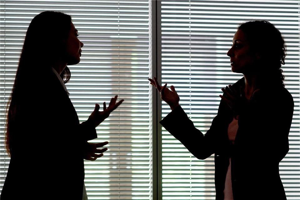 Wenn Frauen sich entgegen gängiger Rollenbilder sehr selbstbewusst und durchsetzungsstark präsentieren, werden sie oft weniger sympathisch wahrgenommen.picture alliance/dpa/dpa-tmn