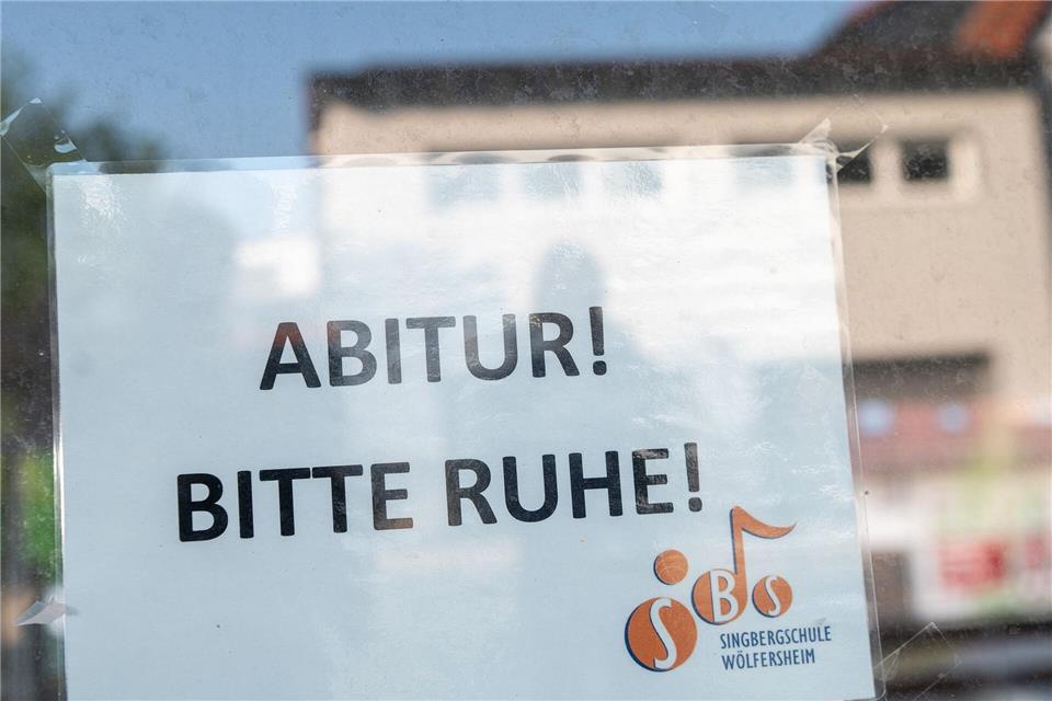 Wenn Gymnasiasten ihr Abitur ablegen, werden ihre jüngeren Mitschüler um Ruhe gebeten. (Symbolbild)Sebastian Gollnow/dpa