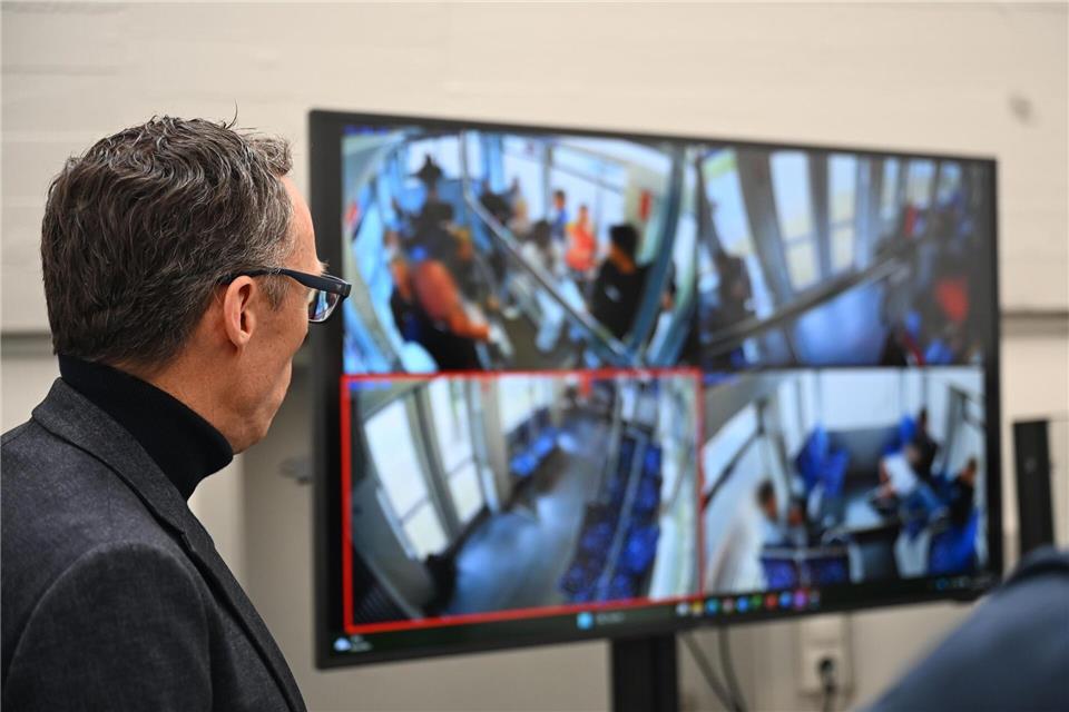 Wenn KI einen Konflikt erkennt, alarmiert das System Fahrer und Leitstelle.Shireen Broszies/dpa