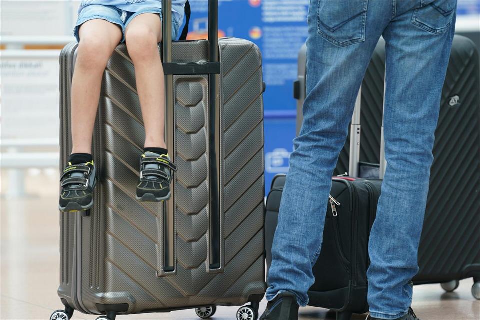 Wenn Kinder ohne Genehmigung die Ferien verlängern, droht den Eltern in Hamburg ein Bußgeld. (Symbolbild)Marcus Brandt/dpa
