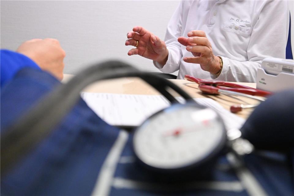 Wenn Patienten einen Fehler bei ihrer Behandlung vermuten, können sie ihren Arzt etwa bei ihrer Krankenkasse melden. (Symbolbild) Bernd Weißbrod/dpa
