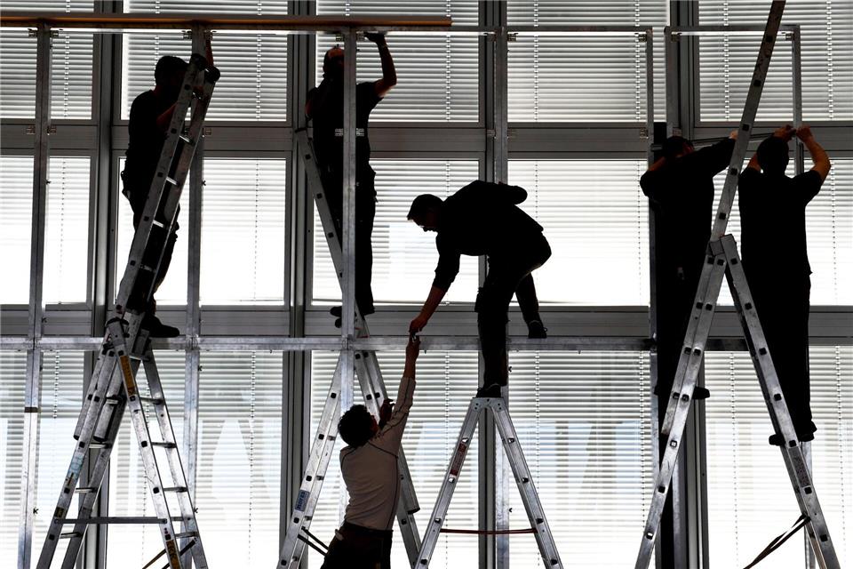 Wenn Stellenabbau droht, ist der Austausch mit Kollegen wichtig – aber auch das Gespräch mit Vorgesetzten kann Klarheit bringen.Arne Dedert/dpa/dpa-tmn