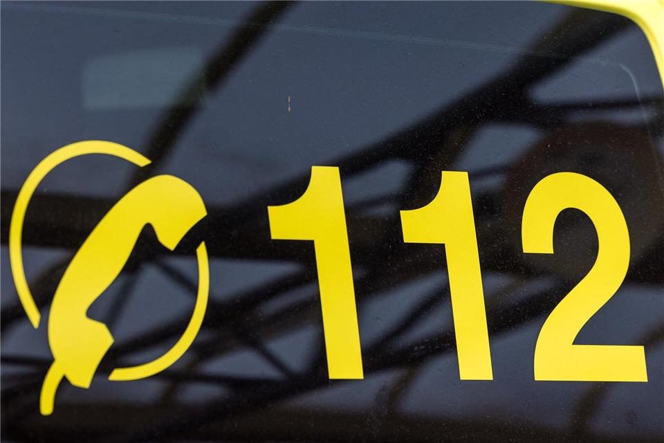 Wenn Telefon- und Mobilfunknetze zusammengebrochen sind, kann auch das Absetzen eines Notrufs schwierig werden. (Symbolfoto)Frank Hammerschmidt/dpa