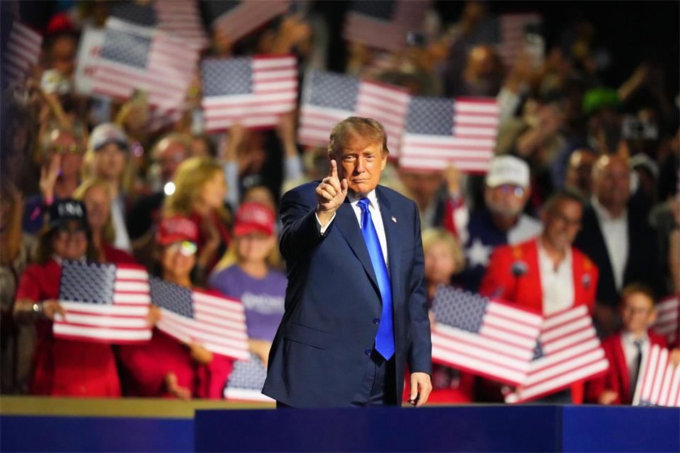 Wenn Trump vor Menschenmengen spricht, beschwört er gerade oft das Bild einer angeblich durch Kommunisten bedrohten USA hervor. (Archivbild)Julio Cortez/AP/dpa