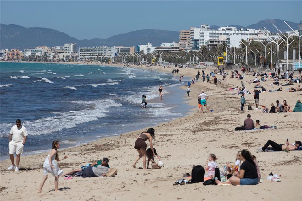Wenn Unsicherheit wächst, bleiben viele bei Bewährtem: Ziele wie die Balearen sind im Sommer stark gefragt – wie hier Mallorca. (Archivbild)Clara Margais/dpa