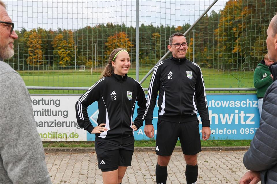 Tochter und Vater gemeinsam als Schiedsrichter auf dem Platz Wenn Vater und Tochter ein Spiel leiten, ist das ungewöhnlich im Fußball.Daniel Löb/dpa