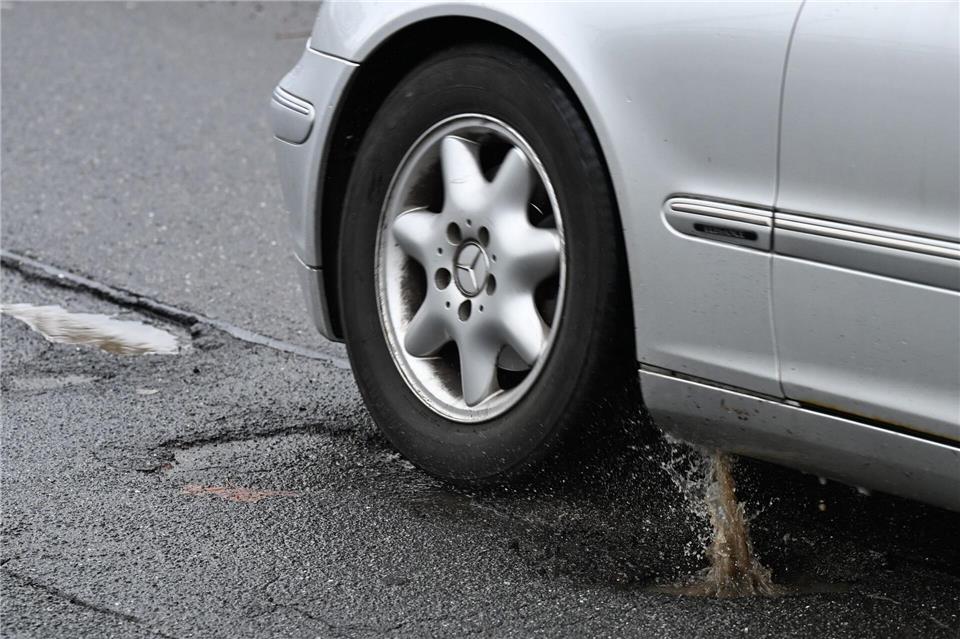 Wenn Wasser bei frostigen Temperaturen in feine Risse eindringt, können Schlaglöcher entstehen. (Symbolbild)Michael Brandt/dpa