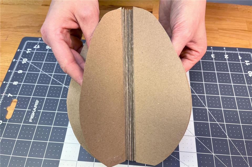 Wenn alle Ei-Formen aufeinander haften, die äußeren Enden zusammenkleben, sodass aus allen Bestandteilen eine runde Ei-Form entsteht.DIY Academy/dpa-tmn