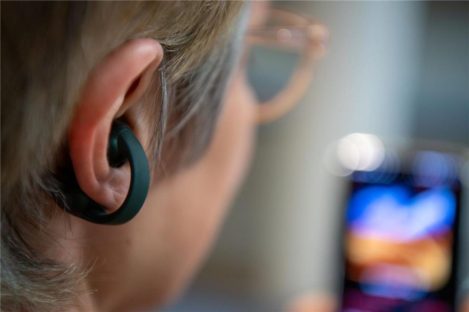 Wenn an, dann Kopfhörer, wenn aus, „nur“ Schmuck. Motorolas Moto Buds Loops sind ungewöhnliche Kopfhörer zwischen Technik und Lifestyle.Nico Tapia/dpa-tmn