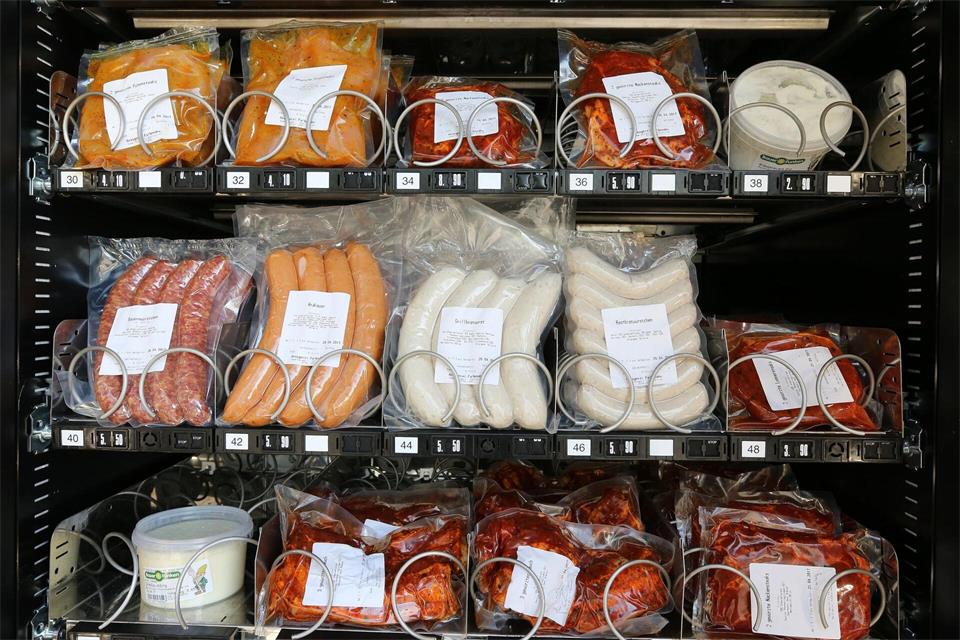Wenn außerhalb der Ladenöffnungszeiten Nachschub für den Grill fehlt, gibt es diesen aus dem Automaten. (Archivbild) picture alliance / Roland Weihrauch/dpa