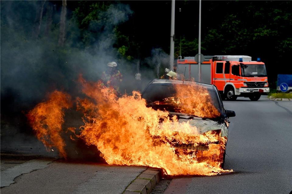 Wenn das Auto brennt, sollten Betroffene schnell die Rettungsstelle informieren - also 112 wählen.picture alliance/dpa/dpa-tmn
