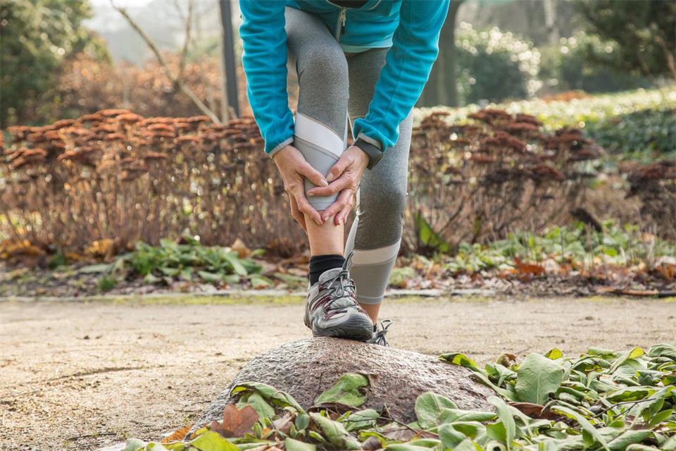 Wenn das Bein beim Joggen schmerzt, heißt es erst einmal: Pause. Belastungsabhängige oder wiederkehrende Schmerzen sollten ärztlich abgeklärt werden.picture alliance / dpa Themendienst