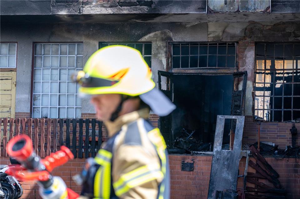 Wenn das Feuer gelöscht ist, wird die Kripo zur Ursache ermitteln.Pia Bayer/dpa