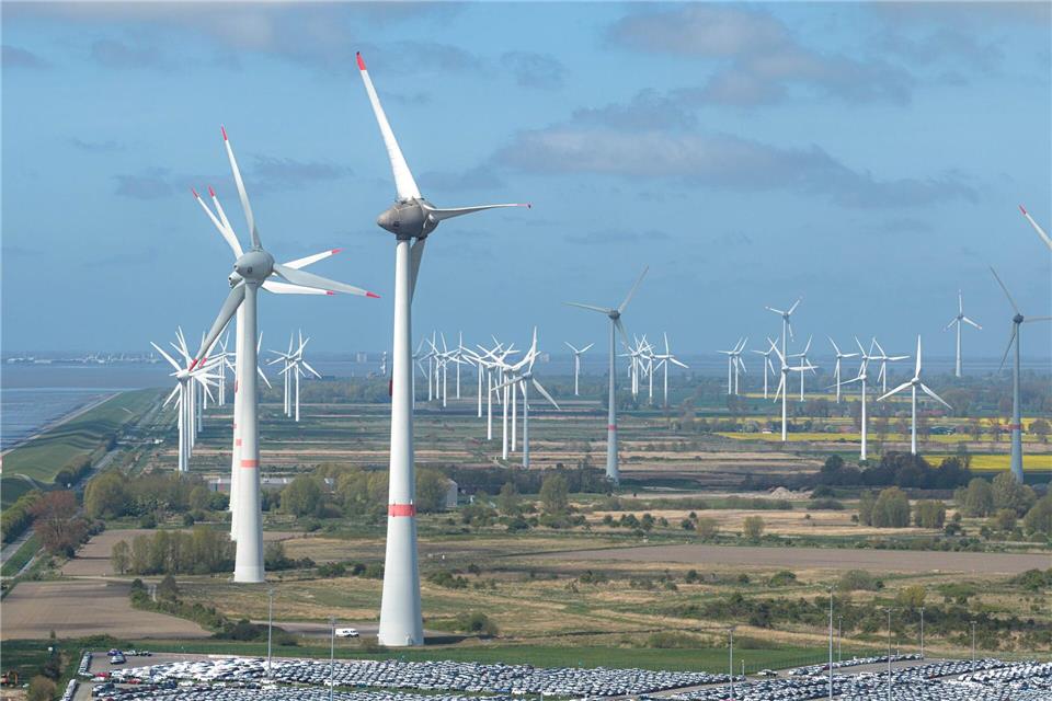 Wenn das Strom-Angebot die Nachfrage übersteigt, wird Strom aus erneuerbaren Quellen abgeregelt. Das soll sich ändern, fordern zwei Nordländer mit einem Antrag. (Archivbild)Sina Schuldt/dpa