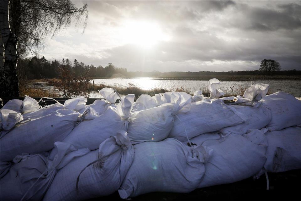 Wenn das System Alarm schlägt, können weitere Schutzmaßnahmen wie Barrieren mit Sandsäcken getroffen werden. (Archivbild)Christian Charisius/dpa