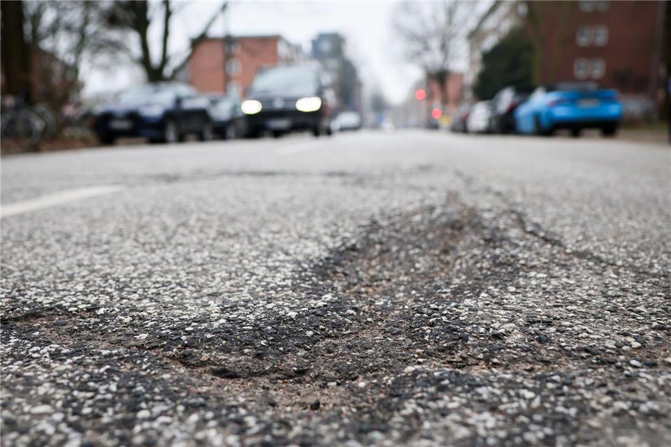 Wenn der Frost und Schnee auftauen, kommt es vermehrt zu Straßenschäden, warnt der ADAC Hansa. (Archivbild)Christian Charisius/dpa