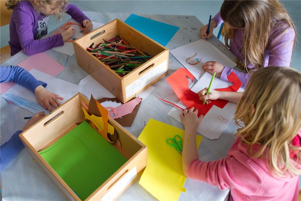 Wenn der Grundschul-Ganztag ab Sommer für Erstklässler beginnt, könnte sich die Personallage der Kitas verschärfen (Archivbild)Uwe Anspach/dpa