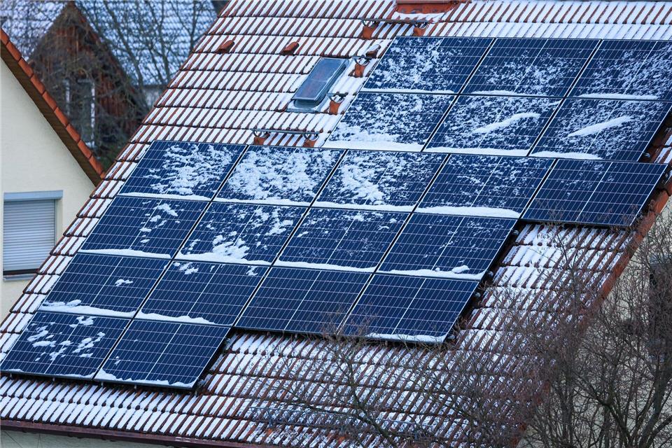 Wenn der Schnee taut: Jetzt Dachziegel, Rinnen und Anschlüsse kontrollieren.picture alliance/dpa