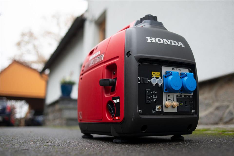 Wenn der Strom ausfällt, schaffen Powerbanks und Solarladegeräte kurzfristig Abhilfe – eine verlässlichere Notstromversorgung bieten jedoch tragbare Generatoren.Franziska Gabbert/dpa-tmn