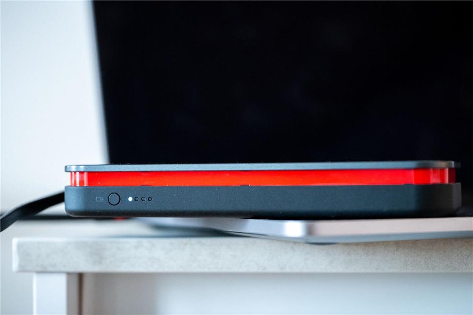 Wenn der Strom ausfällt, sichern Powerbanks die Energieversorgung für Smartphones, Tablets und Laptops.Zacharie Scheurer/dpa-tmn