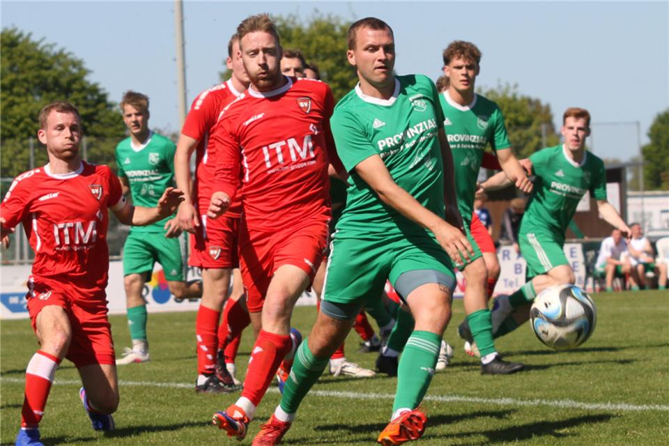 Wenn der TSV Raesfeld (hier mit Christoph Platzek) die Saison als Bezirksliga-Vizemeister beendet, trifft er im ersten Entscheidungsspiel um den Landesliga-Aufstieg auf K.F. Sharri Dortmund.
