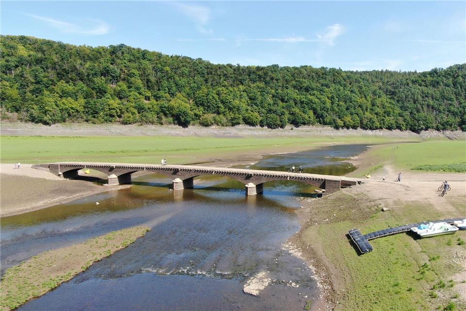 Edersee fast leer – Tourismus und Schifffahrt leiden Wenn der Wasserstand im Edersee sinkt, tauchen die versunkenen Dörfer vom Edersee-Atlantis wieder auf. (Archivbild)Christian Butt/dpa