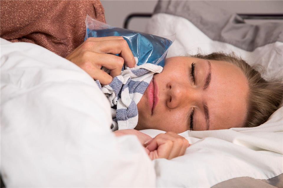 Wenn der Zahn einem die Nachtruhe raubt, kann ein Kühlpack im Tuch Linderung verschaffen.picture alliance / Christin Klose