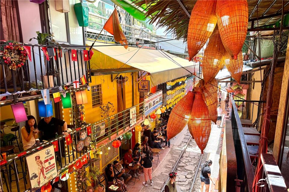 Wenn der Zug kommt, wird es eng: Die „Train Street“ in Hanoi ist eine der bekanntesten Sehenswürdigkeiten in der Hauptstadt.Carola Frentzen/dpa