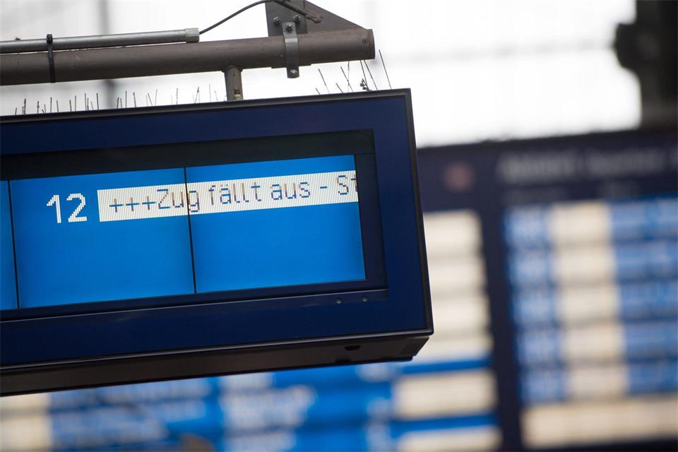 Wenn der Zug komplett ausfällt, gilt: Zugbindung weg – Reisende dürfen kostenlos eine andere Bahnverbindung nehmen oder das Ticket erstatten lassen.Daniel Reinhardt/dpa/dpa-tmn