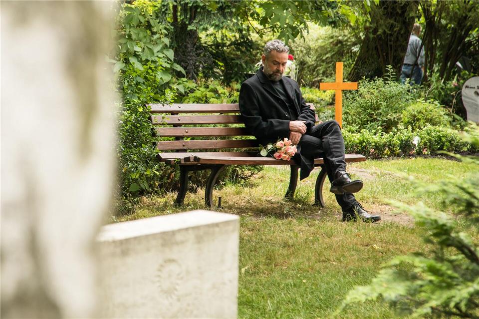 Wenn der verstorbene Ehepartner bereits Rente bezogen hat, können Witwen oder Witwer innerhalb von 30 Tagen nach dem Tod einen Vorschuss auf die Hinterbliebenenrente beantragen.Christin Klose/dpa-tmn