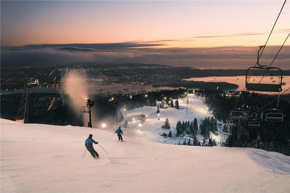 Wenn die Dämmerung über Grouse Mountain hereinbricht, herrscht eine ganz besondere Atmosphäre.Hubert Kang/Destination Vancouver/Kindred & Scout/dpa-tmn