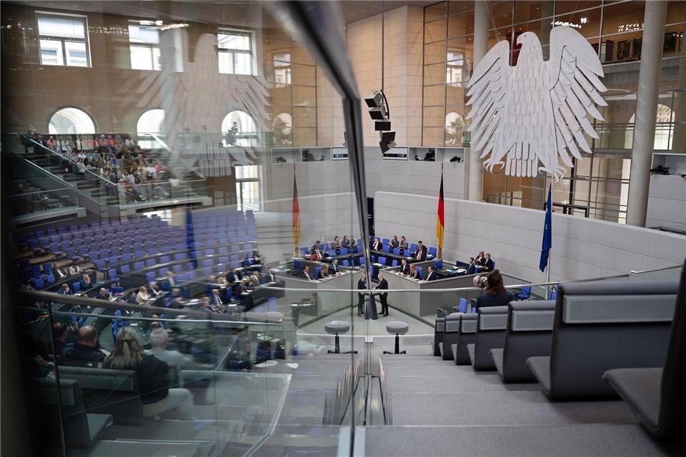 Wenn die Demokratie bröckelt, schadet das meinem Unternehmen - so sehen das laut einer Umfrage 78 Prozent der deutschen Führungskräfte. (Symbolbild)Markus Lenhardt/dpa
