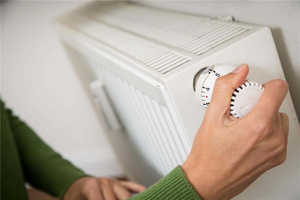 Wenn die Heizsaison beginnt, kann man mit ein paar einfachen Handgriffen für mehr Wärme in der Wohnung sorgen.picture alliance / dpa-tmn