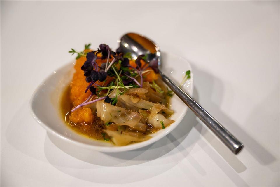 Wenn die Konsistenz des Schmorkohl schön „schlotzig“ ist, schmeckt er am besten.Nico Tapia/dpa-tmn