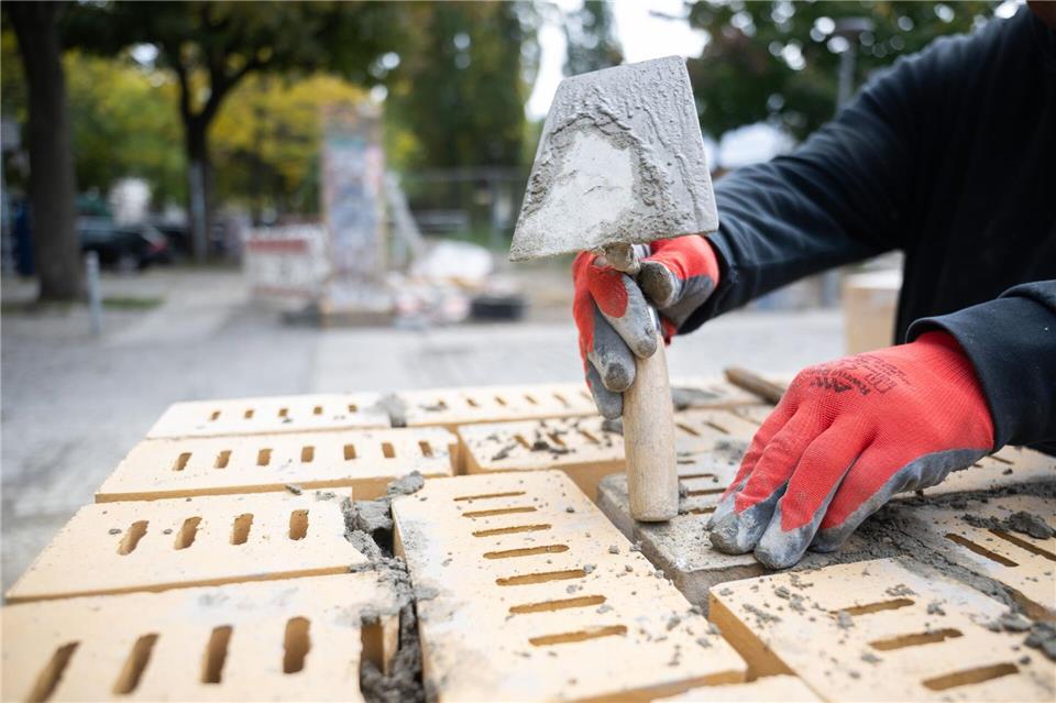 Görlitzer Park soll bis Dezember wie geplant eingezäunt sein Wenn die Mauern stehen, sollen nachts die Dealer ausgesperrt werden - so planen es Senat und Polizei.Sebastian Christoph Gollnow/dpa