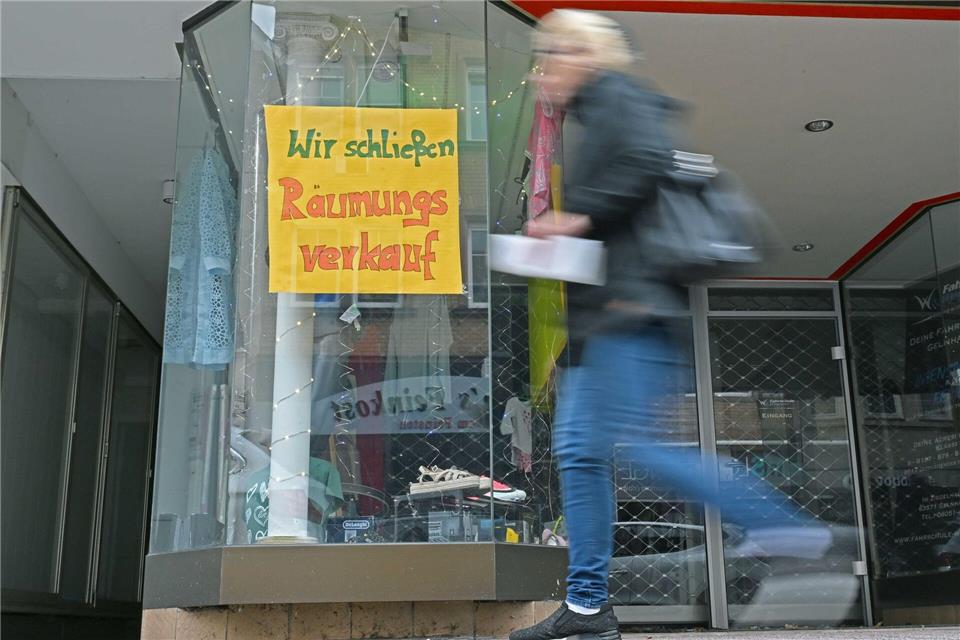 Wenn die Menschen für Energie und Lebensmittel mehr zahlen müssen, halten sie sich beim Konsum zurück. Das bekommt der Einzelhandel zu spüren. (Symbolbild)Michael Brandt/dpa